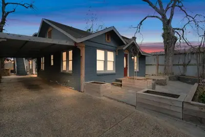 Image de New⁕7 min Downtown⁕Fire Pit⁕King Bed⁕Fenced Yard