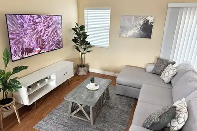 Image de Disneyland Getaway Tri-level Gated Townhome