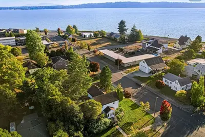 Image de Stately Home 5 beds/2 baths on 1/3 acre. Walk to downtown & Canadian Border.