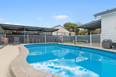 Image de Great Entertainer Heated Pool Fireplace Firepit