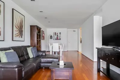 Image de Urban Oasis with Parking Gym Sauna and Lap Pool