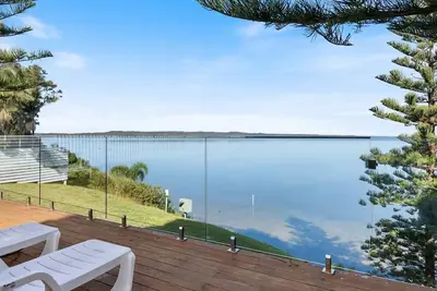 Image de Waterfront with One of a kind Lake Views - Toukley