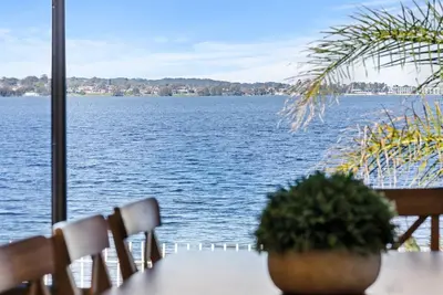 Image de Stylish Lakefront Tranquillity Kayaks