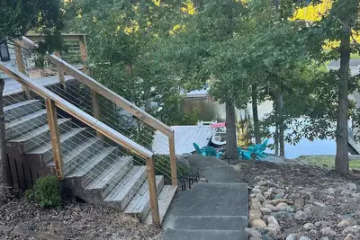 Image de Charming 4-bedroom 3-bath house on beautiful Hyco Lake with boat dock.