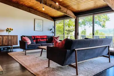 Image de Mountain views, Midcentury Modern with hottub, fireplaces, on 10 acres.