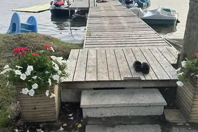 Image de Enjoy our beautiful lake front cottage on little lake with our 4 bedroom cottage