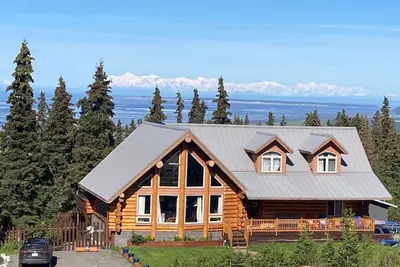 Image de Log home mother-in-law apartment in scenic Anchorage hillside neighborhood