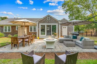 \"Charming 2br Cape Getaway with Spacious Private Backyard\" Fire Pit in a Quiet Neighborhood