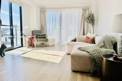 Image de Relax at 'The Olive': Modern, central apartment near Christchurch's top spots.