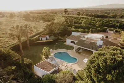 Image de 10-person luxury villa with pool.