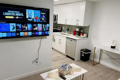 Image de New & Clean 2 Bedroom Basement. One Queen & Full Beds, 4 guests, free strt parking