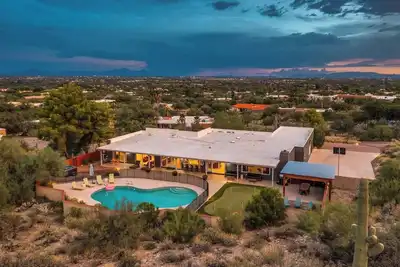 Image de 6 bedroom 4 bathroom Villa w/ Arcade, Cinema, Pool, Hot Tub, Games!