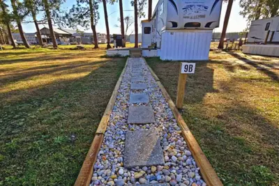 Image de Romantic tiny getaway. Luxury Rv, 3 miles to beach. 20 miles to Lejeune and Cherry Point