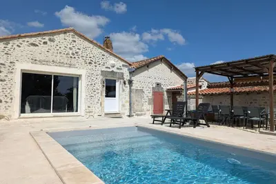 Image de Maison Familiale avec Piscine Privée et Grand Jardin