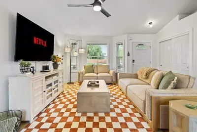 Image de Stunning 3br Home - Backyard Hot Tub Oasis - Home Gym