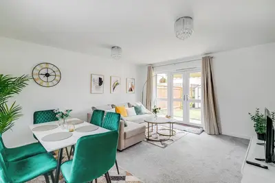 Image de 3 bedroom Villa Car parking close to Town centre Airport Birdwatching Walk paths