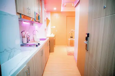 Image de \"Pinkie Suite\" a Cozy 1-bedroom condo with Ac, WiFi in welcoming Pasay