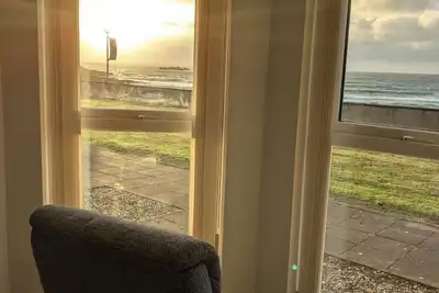 Image de Ground floor, front row flat with beautiful views! Free parking directly behind