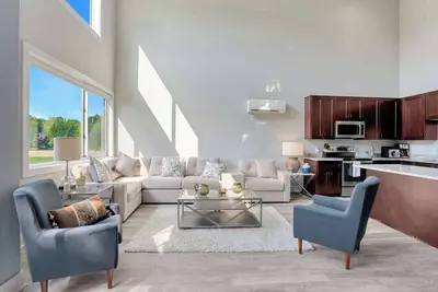 Image de Luxe Condo Overlooking Park