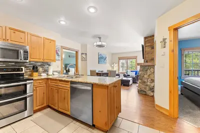 Image de Short Walk to Lifts & Village Amenities & Private Balcony Overlooks Pool!