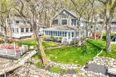 Image de Stunning Okoboji Lakefront Homes with Breathtaking Views & Modern Comforts