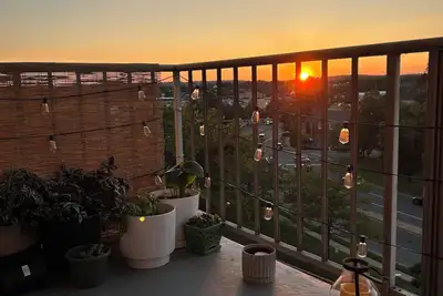 Image de Cozy 2-bedroom condo in Alexandria w\/ fast WiFi, gym, assigned garage parking!