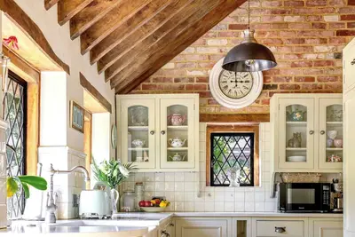 Image de 16th Century Chocolate box Thatched Cottage within 2. 5 Acres