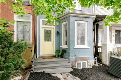 Image de Treelined street downtown. 100 walk/transit score. Ideal for Work/Life/Family.