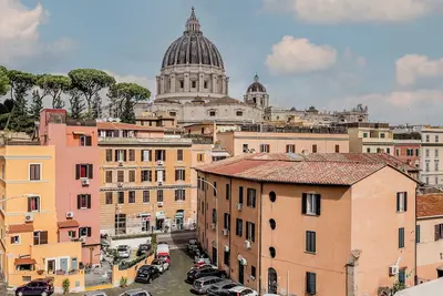 Image de In the heart of Rome, just under the dome of St. Peter's Basilica
