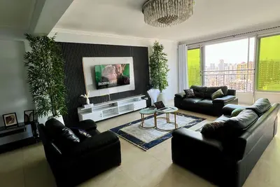 Image de Sophisticated 4-Bed Central Business District Retreat with City Views