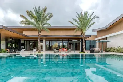 Image de Elegant New Villa with 5 bdrs, Pool and Amazing Golf Views!