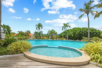 Image de Royal Beach House with sea view and large community pool.