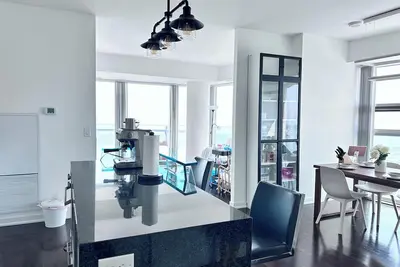 Image de Elegant condo with Lake Views Near Cn Tower Modern Décor