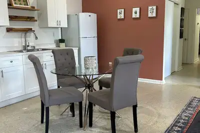 Image de Charming 2-bedroom Boho style apartment with Ac, WiFi in cool Albany