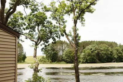 Image de Peaceful Riverside Cabin