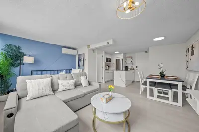 Image de Stylish Waikiki 1-Bedroom, Just Steps from the Beach!