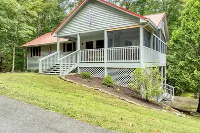 Image de This cozy home has the cabin feel. Has a pool table and wood burning fire-place