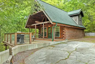 Authentic log cabin with the real feel of serenity in a Golf Course Vicinity.