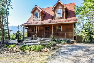 Wonderful View from this secluded 2 Br 2 Bath Cabin with Wi-Fi and Pool Access