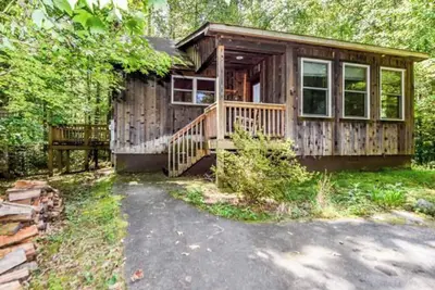Cozy studio cabin with a nice jetted tub and a wood burning fireplace