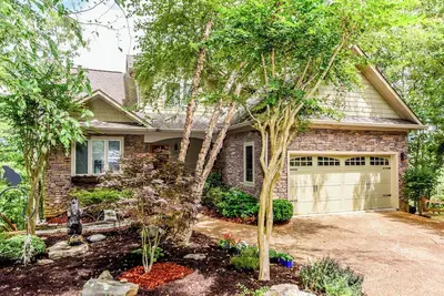 Image de This Gorgeous home is a must stay! Has many wonderful features.