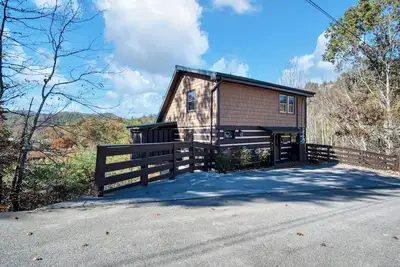 Authentic log cabin with, some mountain views and watching the evening sunset!