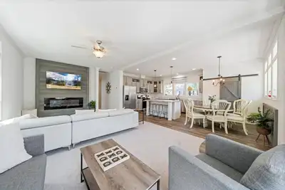 Image de New Home~Port Clinton~Lake Erie Views~Beach Access