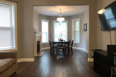 Image de Completely Remodeled, Beautiful Lake View Flat!