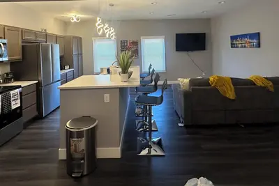 Stunning, Modern 2 Bedroom Retreat with King Bed