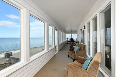 Image de Waterfront Lake House with stunning views of Lake Erie!