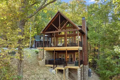 Image de *New* 3br Cabin Sleeps 8 Hot Tub Bbq & Game Room!