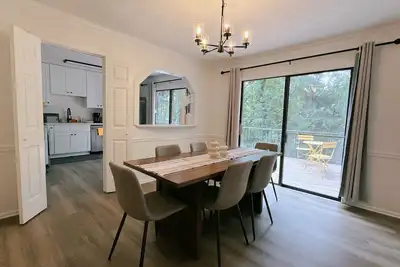 Image de new 3-bedroom townhome in Roswell, nearby Avalon. north point mall, old mill park