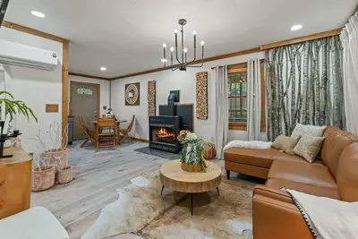 Image de Stylish Cabin w/ Hot Tub, Games & More!