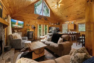 Image de Newly Renovated Cabin w/ Hot Tub, Lake & Bbq!
